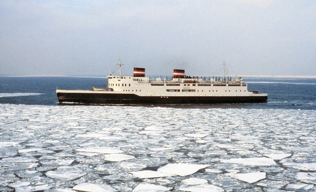 Danske Statsbaners jernbanefærge ”FYN” ses her isen på Storebælt i februar 1979. Færgen blev bygget af Burmeister & Wain i København og leveret i 1947.

Foto: Asger Christiansen